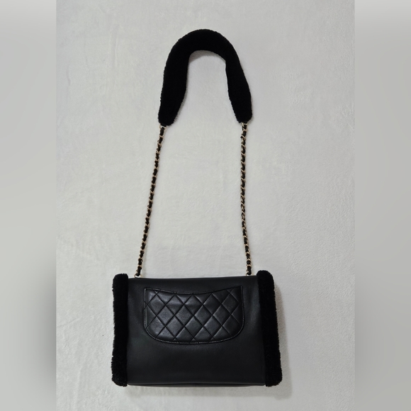 CHANEL Classic lambskin and shearling muff handbag quilted Handwarmer Chain bag - Picture 6 of 16